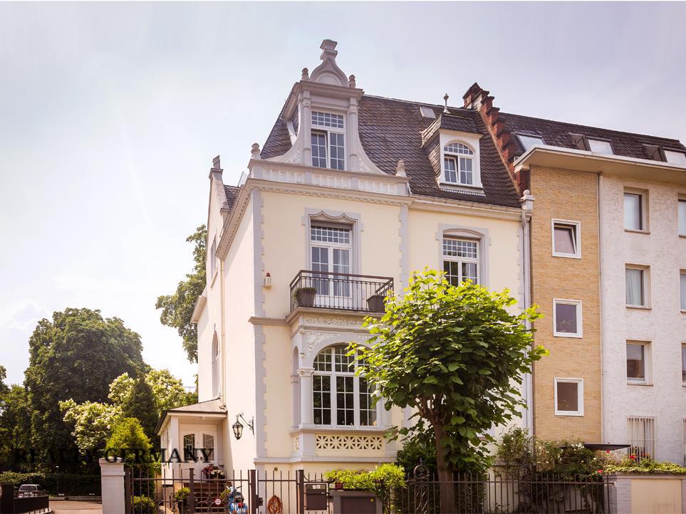 10 room villa in Frankfurt, 365 m², photo #1, listing #72650046